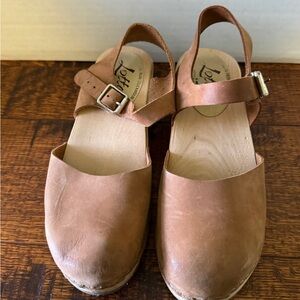 Woman’s size 41 clogs